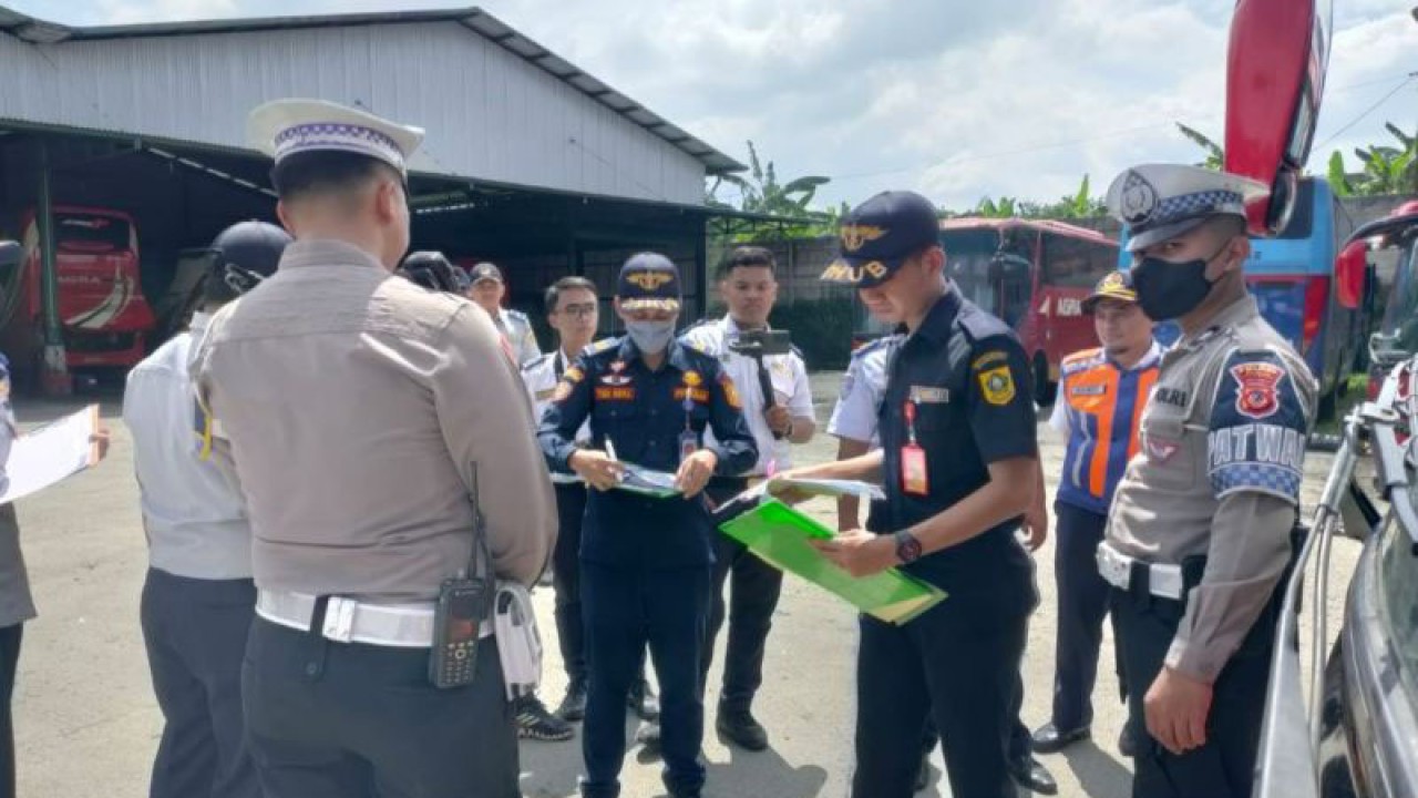 Anggota Satlantas Polres Bogor melakukan "ramp check" di PO Bus Agra Mas, Karadenan, Cibinong, Kabupaten Bogor, Jawa Barat, Kamis (30/3/2023). ANTARA/HO-Humas Polres Bogor