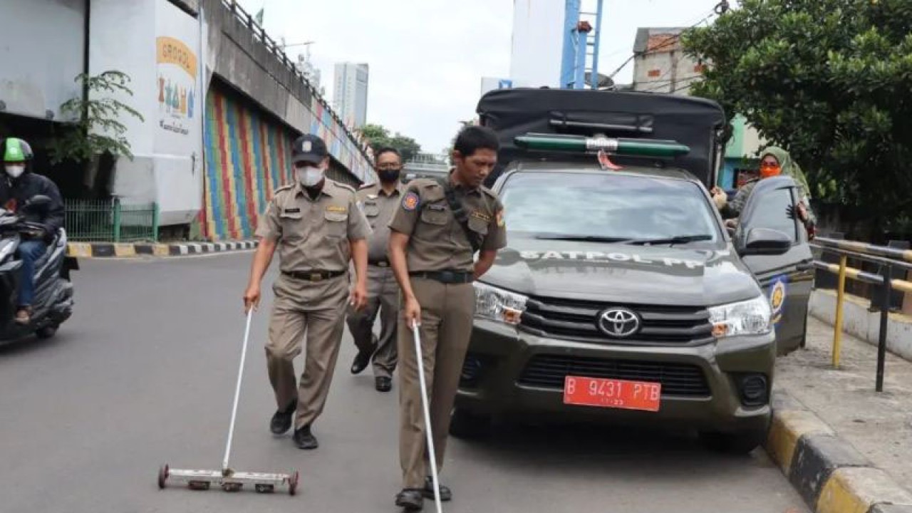 Satpol PP Jakarta Barat lakukan operasi ranjau paku di wilayah Jakarta Barat, Selasa (31/1/2023). ANTARA/Ho-Satpol PP Jakarta Barat