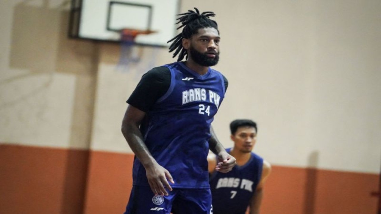 Pemain asing terbaru RANS PIK Basketball Club yang merupakan mantan pemain Los Angeles Lakers Roscoe Ramson Smith. ANTARA/HO-IBL