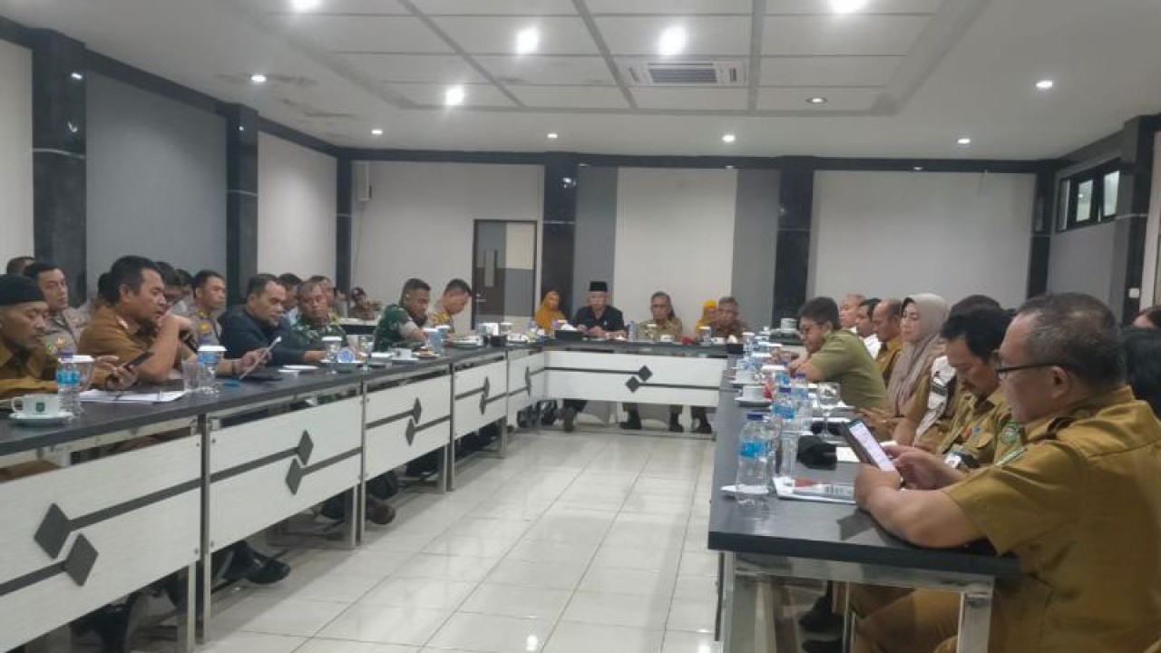 Pemkot Singkawang bersama BPBD, TNI dan Polri menggelar Rapat Koordinasi Penanganan Banjir dan dampaknya di Kantor Wali Kota Singkawang. (Rudi)