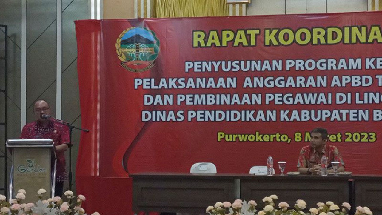 Wakil Bupati Banyumas Sadewo Tri Lastiono (kiri) memberikan pengarahan dalam Rapat Koordinasi Penyusunan Program Kerja Pelaksanaan Anggaran APBD Tahun 2023 dan Pembinaan Pegawai di Lingkungan Dinas Pendidikan Kabupaten Banyumas, Rabu (8/3/2023). ANTARA/Sumarwoto