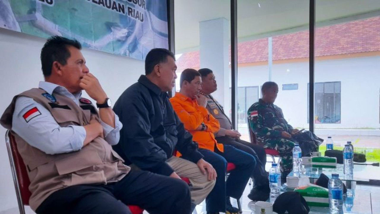 Rapat koordinasi antara Badan Nasional Penanggulangan Bencana (BNPB) dengan Pemerintah Provinsi Kepri dan Kabupaten Natuna di Serasan, Rabu (8/3). (ANTARA/Cherman)