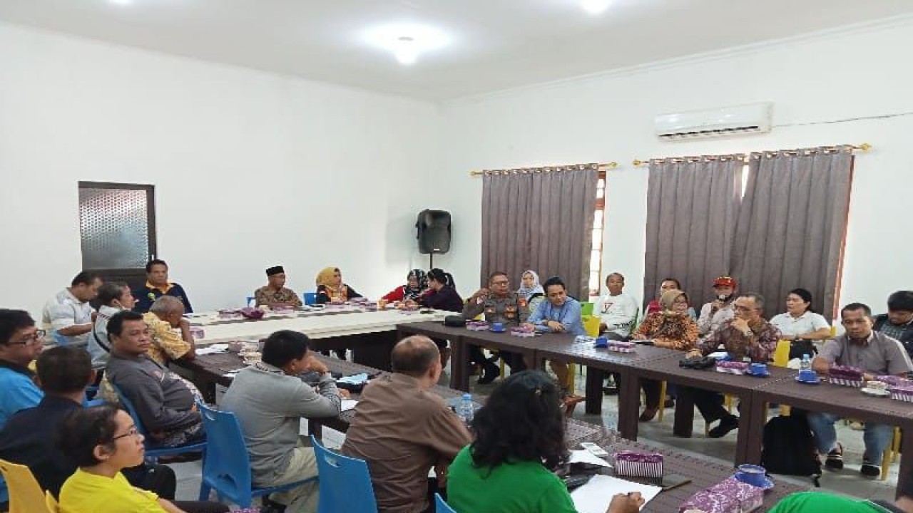 Kepala DPKUKMP Kota Palangka Raya, Kalimantan Tengah Samsul Rizal (peci hitam) memimpin jalannya rapat terkait pembahasan delapan titik lokasi Pasar Ramadhan 1444 Hijriah di ruang rapat kantor DPKUKMP setempat, Jumat (10/3/2023). ANTARA/Adi Wibowo