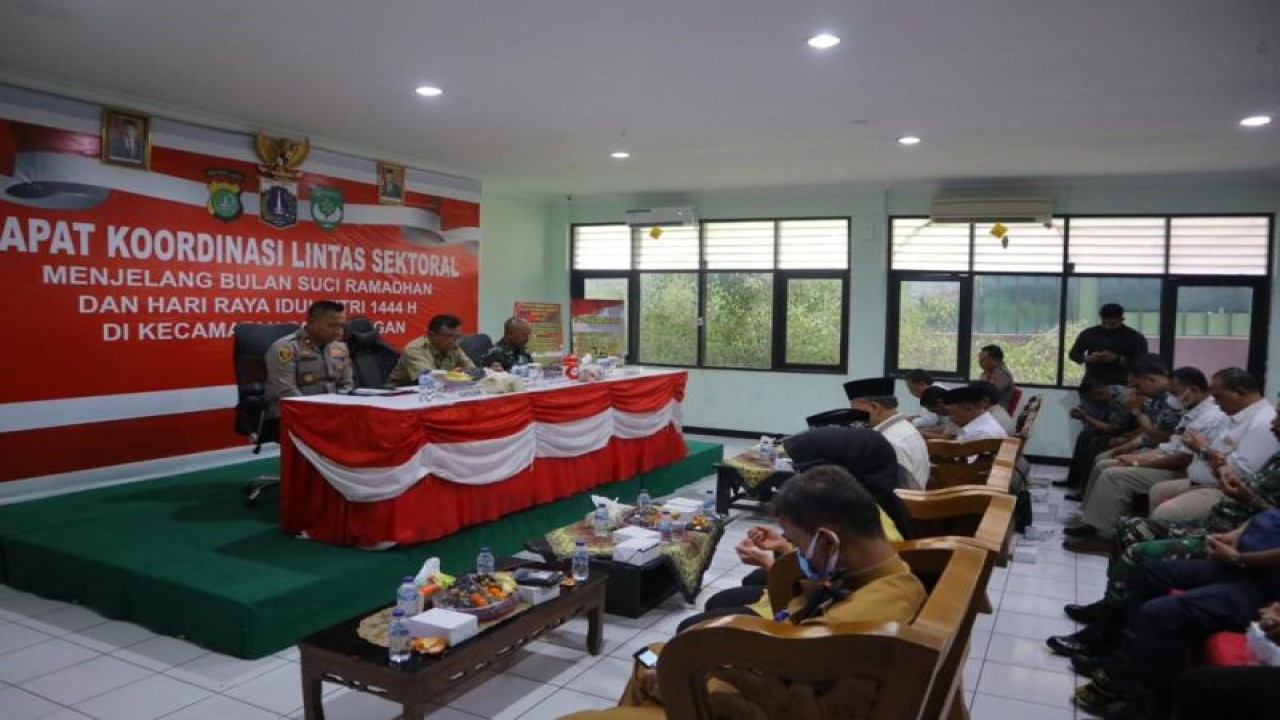 Sejumlah personel gabungan mengikuti rapat koordinasi pengamanan lintas sektoral menjelang bulan suci Ramadhan di Markas Polsek Pademangan, Jakarta Utara, Senin (20/3/2023). ANTARA/HO-Polsek Pademangan