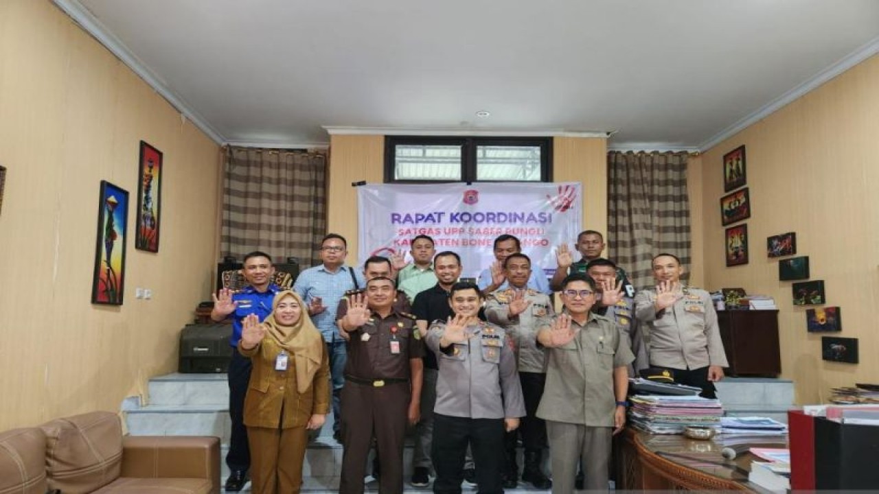 Inspektur Kabupaten Bone Bolango Fredy Achmad mengikuti rapat Koordinasi Satgas UPP Pungli Kabupaten Bone Bolango yang digelar di Ruangan Inspektorat Bone Bolango. ANTARA/HO-Pemkab Bone Bolango