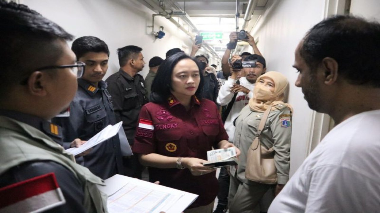 Kepala Kantor Imigrasi Jakarta Selatan Felucia Sengky Ratna bersama tim pengawasan orang asing (Timpora) mendatangi apartemen, di Jakarta, Selasa (28/2/2023). ANTARA/HO-Kantor Imigrasi Kelas I Khusus Non Tempat Pemeriksaan Imigrasi (TPI) Jakarta Selatan