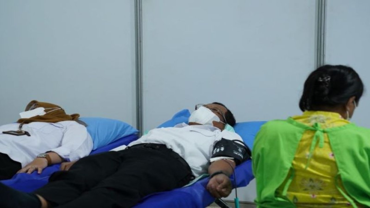 Sebanyak 300 karyawan memeriahkan aksi donor darah dalam rangka menyambut HUT Ke-62 Hutama Karya. ANTARA/HO - Hutama Karya