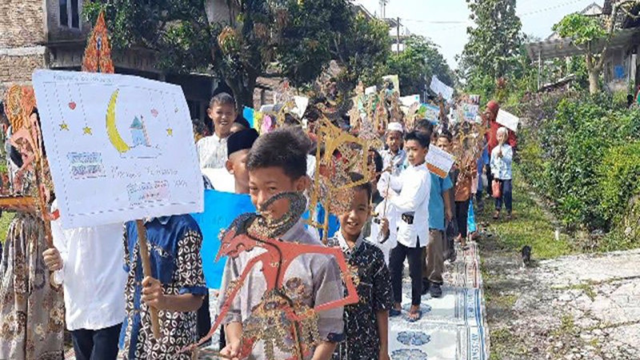 Ratusan siswa mengikuti kirasbn budaya sambut datangnya Bulan Suci Ramadhan di Desa Tegalsari, Kecamatan Nogosari Boyolali, Selasa (21/3/2023). ANTARA/Bambang Dwi Marwoto.