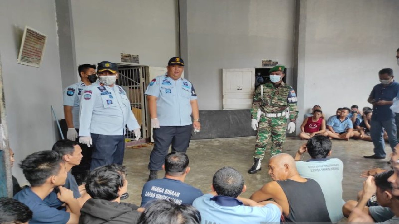 Kegiatan razia yang dilakukan tim gabungan pada blok hunian warga binaan Lapas Kelas IIB Singkawang, Jumat (17/2/2023). ANTARA/HO-Rudi