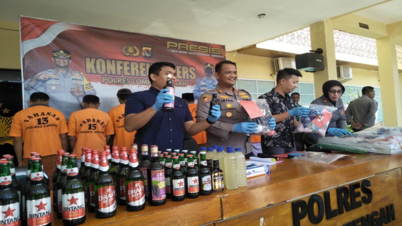 Acara konferensi pers pengungkapan kasus razia pekat oleh Polres Lombok Tengah, Nusa Tenggara Barat, Jumat (31/3/2023) (ANTARA/Akhyar)