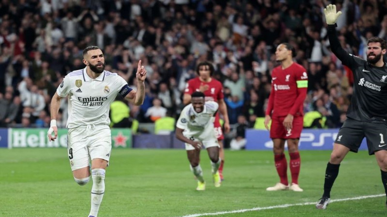 Selebrasi Karim Benzema (kiri) setelah mencetak gol Real Madrid dalam pertandingan leg kedua babak 16 besar Liga Champions lawan Liverpool di Santiago Bernabeu pada 16 Maret 2023. ANTARA/AFP/PIERRE-PHILIPPE MARCOU