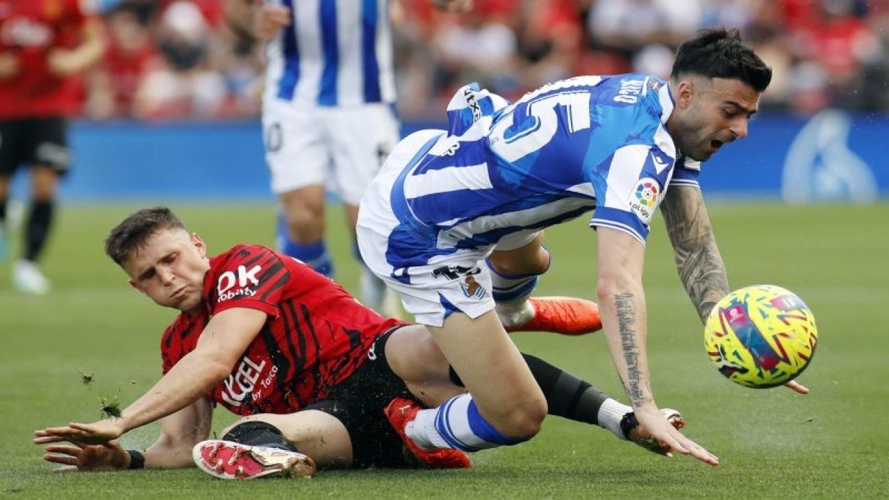 Bek Mallorca Giovanni Gonzalez (kiri) berduel dengan bek Real Sociedad Diego Rico pada pertandingan Liga Spanyol yang dimainkan di Stadion Son Moix, Palma de Mallorca, Senin (13/3/2023) dini hari WIB. (ANTARA/AFP/JAIME REINA)