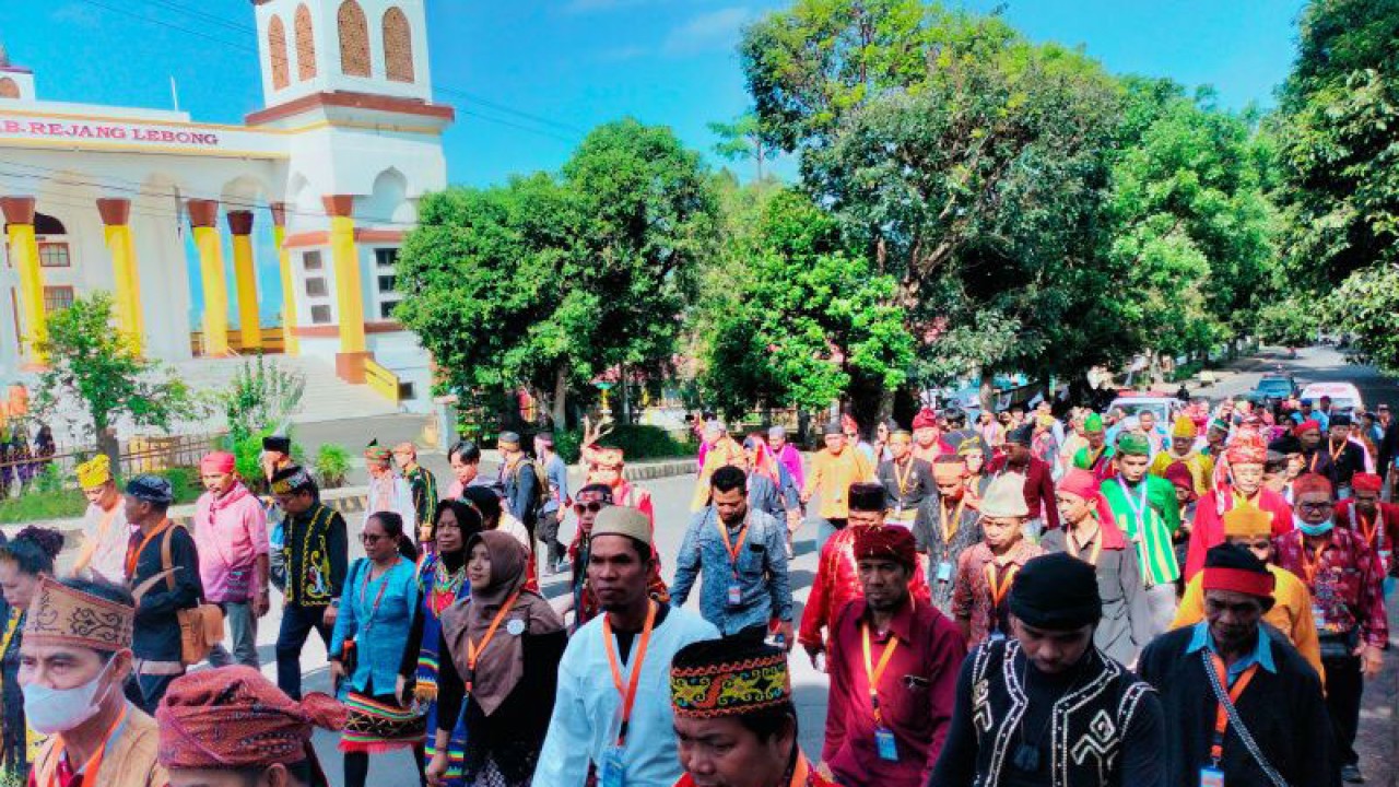 Masyarakat adat melaksanakan kirab sebelum pembukaan Rapat Kerja Nasional (Rakernas) VII AMAN di Kabupaten Rejang Lebong, Provinsi Bengkulu, Jumat, (17/3/2023). (ANTARA/Nur Muhamad)