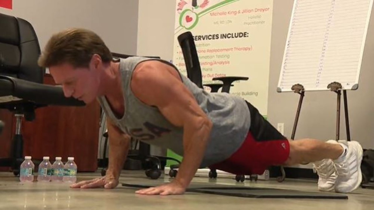 Rob Stirling berupaya memecahkan rekor dunia guinness dengan melakukan push-up sebanyak 3.264 kali dalam 1 jam. (Tangkapan layar)