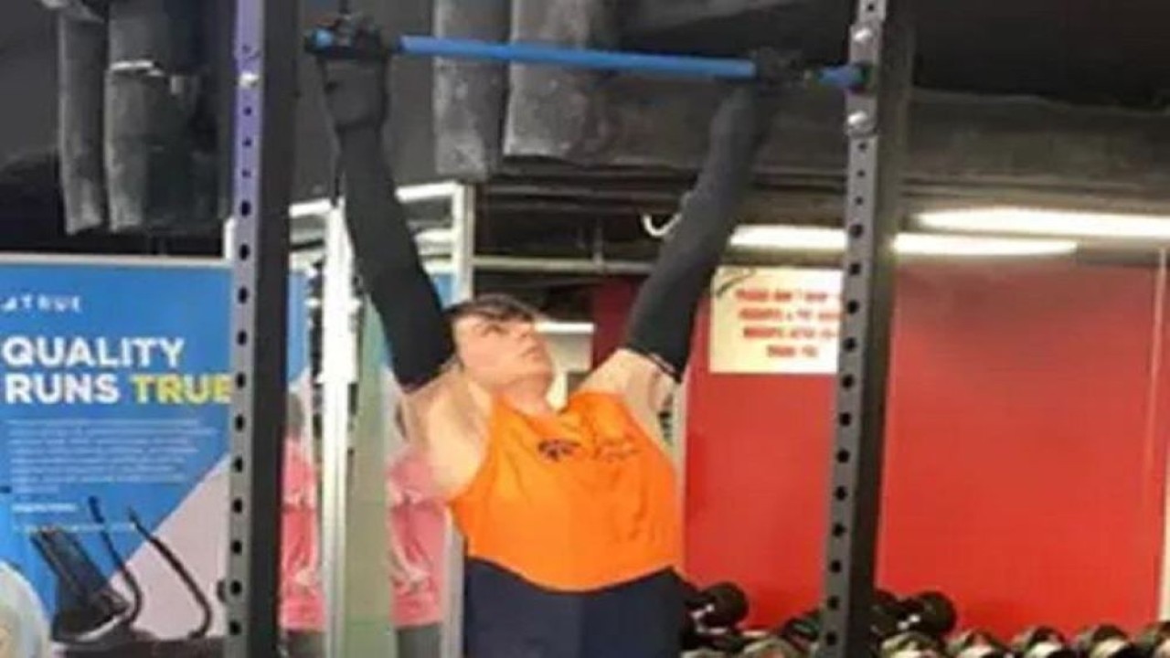 Jaxon Italiano memecahkan Rekor Dunia Guinness dengan menyelesaikan 8.008 pull-up dalam 24 jam. (Guinness World Records)