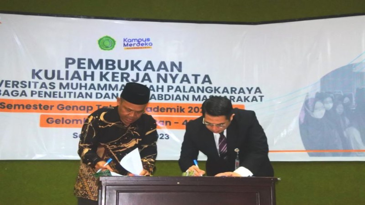 Rektor UMPR Dr Muhammad Yusuf (kiri) dan Direktur Pemasaran dan Bisnis Bank Kalteng, Marzuki (kanan) menandatangani kerja sama di Palangka Raya. (ANTARA/HO-UMPR)