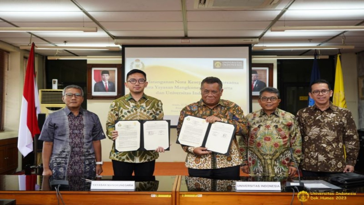 Rektor UI Prof. Ari Kuncoro dan Mangkoenagoro X ketika menandatangani kerja sama (ANTARA/Foto: Humas UI)