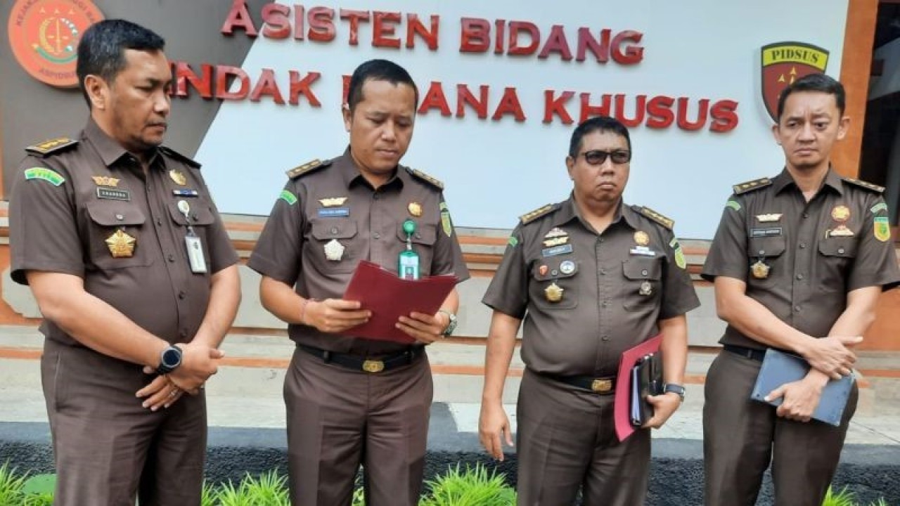 Kepala Seksi Penerangan Hukum Kejaksaan Tinggi Bali Agus Eka Sabana Putra (kedua dari kiri) memberikan keterangan pers terkait dengan penetapan tersangka korupsi dana sumbangan pengembangan institusi (SPI) Universitas Udayana di Denpasar, Bali, Senin (13/3/2023). ANTARA/Rolandus Nampu