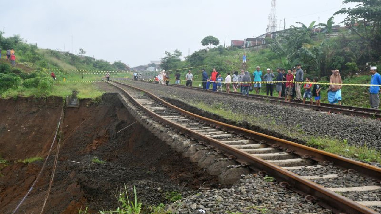 Sejumlah warga melihat kondisi tanah longsor di jalur rel Kereta Api (KA) Pangrango lintas Bogor-Sukabumi di Kelurahan Empang, Kota Bogor, Jawa Barat, Rabu (15/3/2023). ANTARA FOTO/Arif Firmansyah/nym. (ARIF FIRMANSYAH/ARIF FIRMANSYAH)