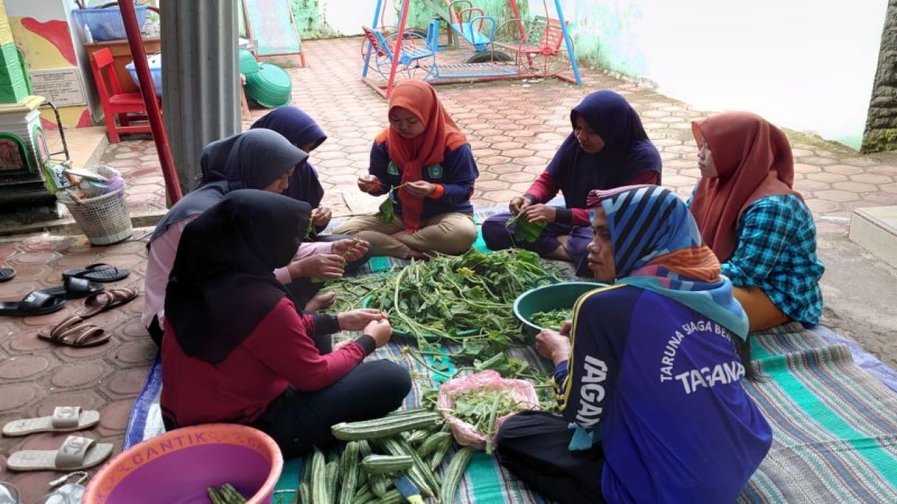 Relawan sedang mempersiapkan bahan masakan untuk memenuhi kebutuhan makan para pengungsi di posko pengungsian Desa Tumpuk, Kabupaten Ponorogo, Jatim, Rabu (8/3/2023) (FOTO ANTARA/HO - Tagana Ponorogo)