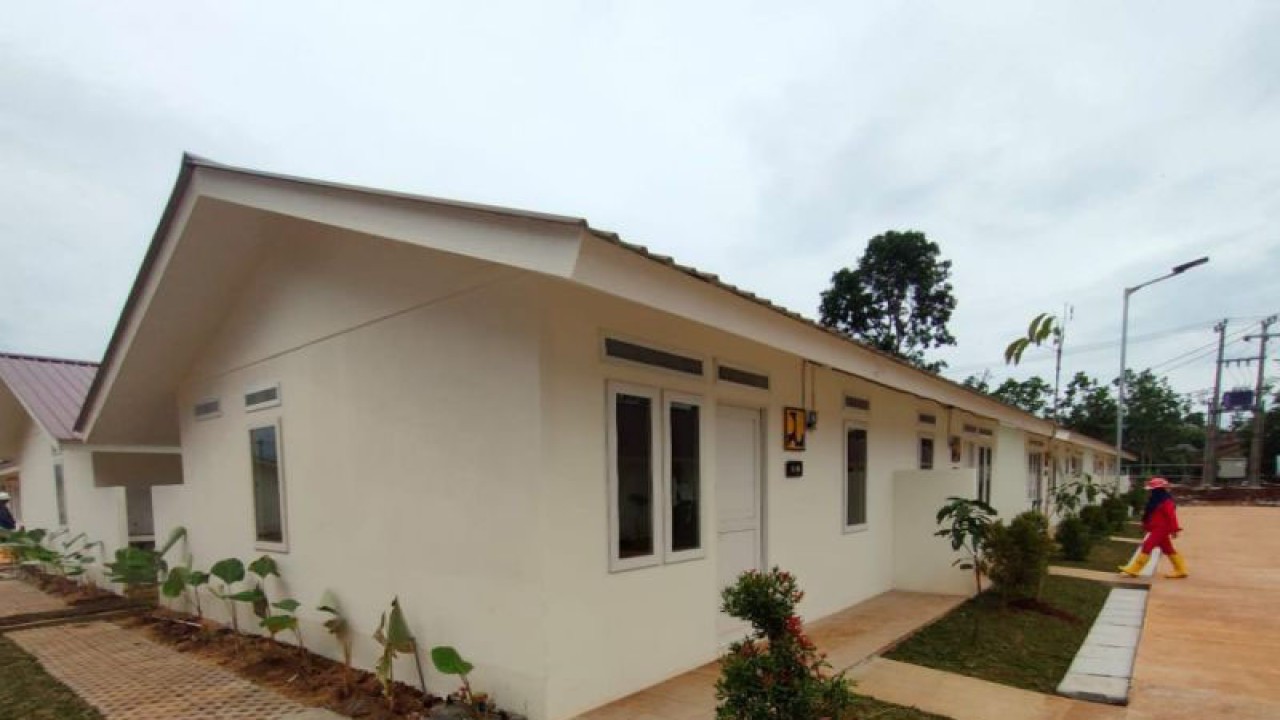 Rumah relokasi di Desa Sirnagalih, Kecamatan Cilaku, Cianjur, Jawa Barat, segera dihuni 200 orang warga korban gempa dari sejumlah desa yang masuk dalam zona merah Sesar Cugenang.(ANTARA/Ahmad Fikri). (Ahmad Fikri)
