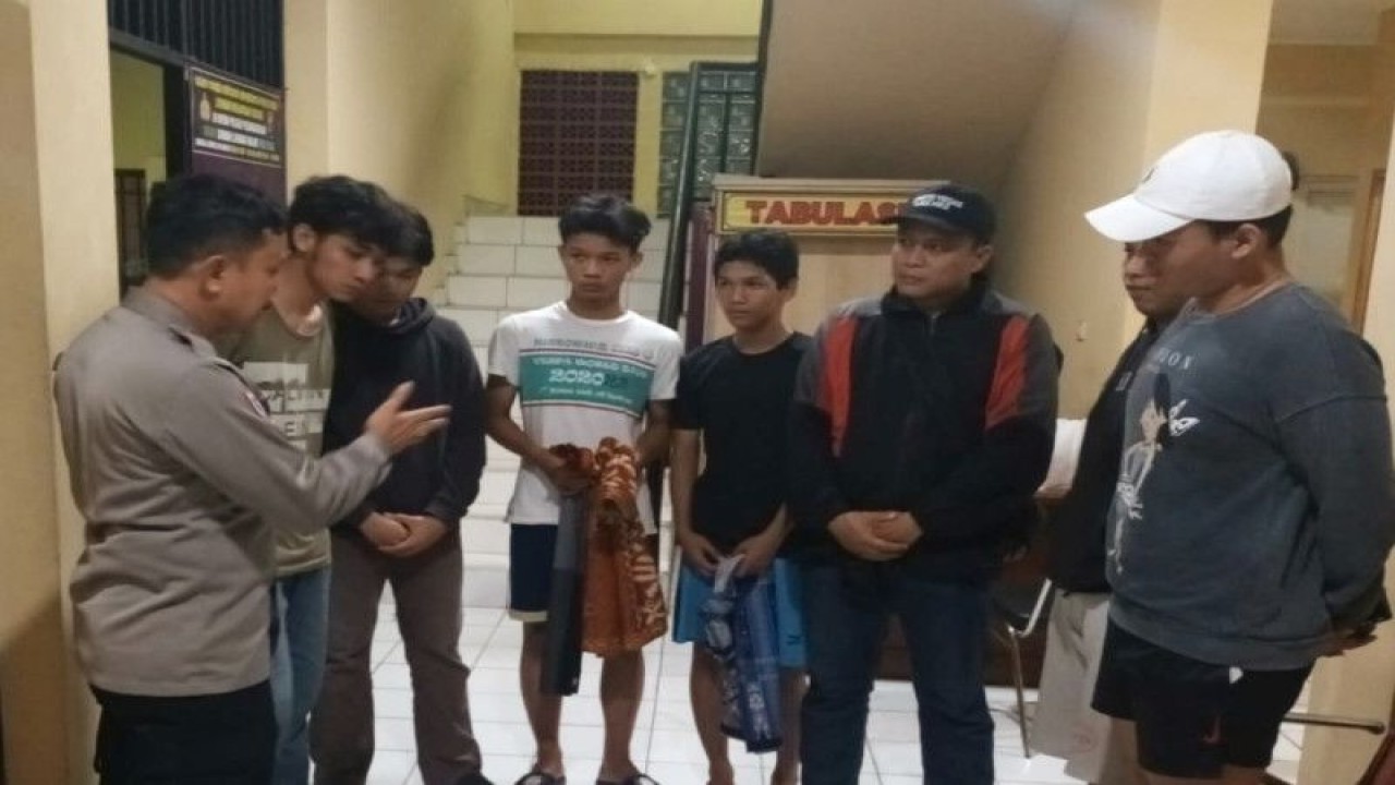 Polsek Pesanggrahan mengamankan 30 remaja di kawasan Bintaro, Jakarta, Jumat (24/3/2023). ANTARA/HO-Polsek Pesanggrahan