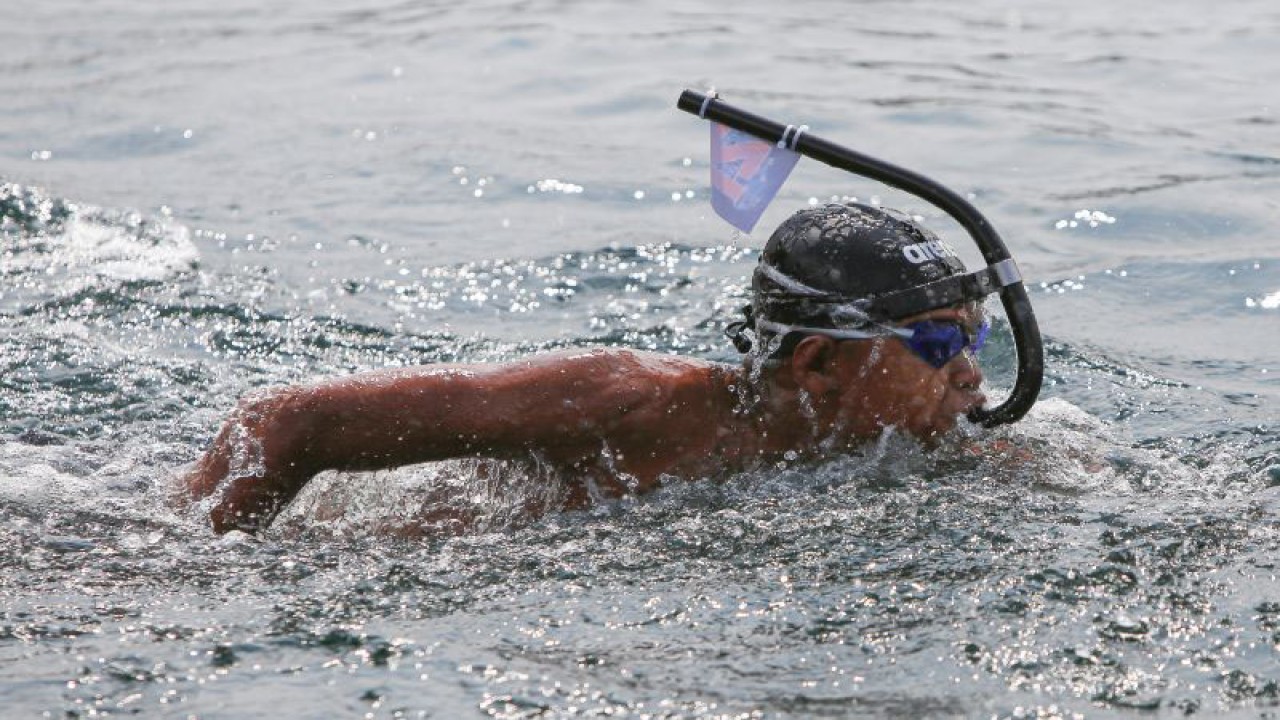 Peserta renang memacu kecepatan menuju garis finish saat mengikuti lomba renang Open Water Swimming dalam Sabang Marine Festival 2023 di Teluk Kota Sabang, Aceh, Sabtu (18/3/2023). ANTARA/Khalis Surry