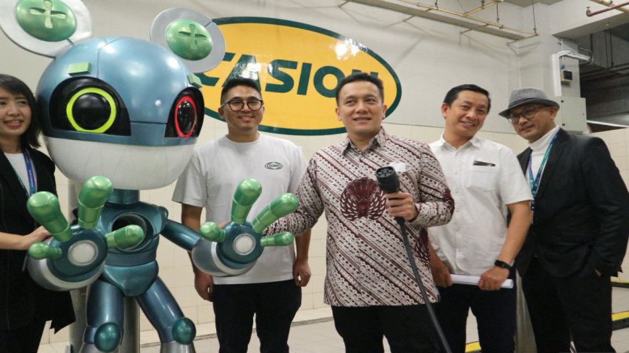 Staf Khusus (Stafsus) Presiden RI, Diaz Hendropriyono (mengenakan batik) meresmikan charging station di pusat perbelanjaan Ciputra World 2, Lotte Shopping Avenue, Karet Kuningan, Jakarta Selatan, Rabu (15/3). (ANTARA/Pamela Sakina)