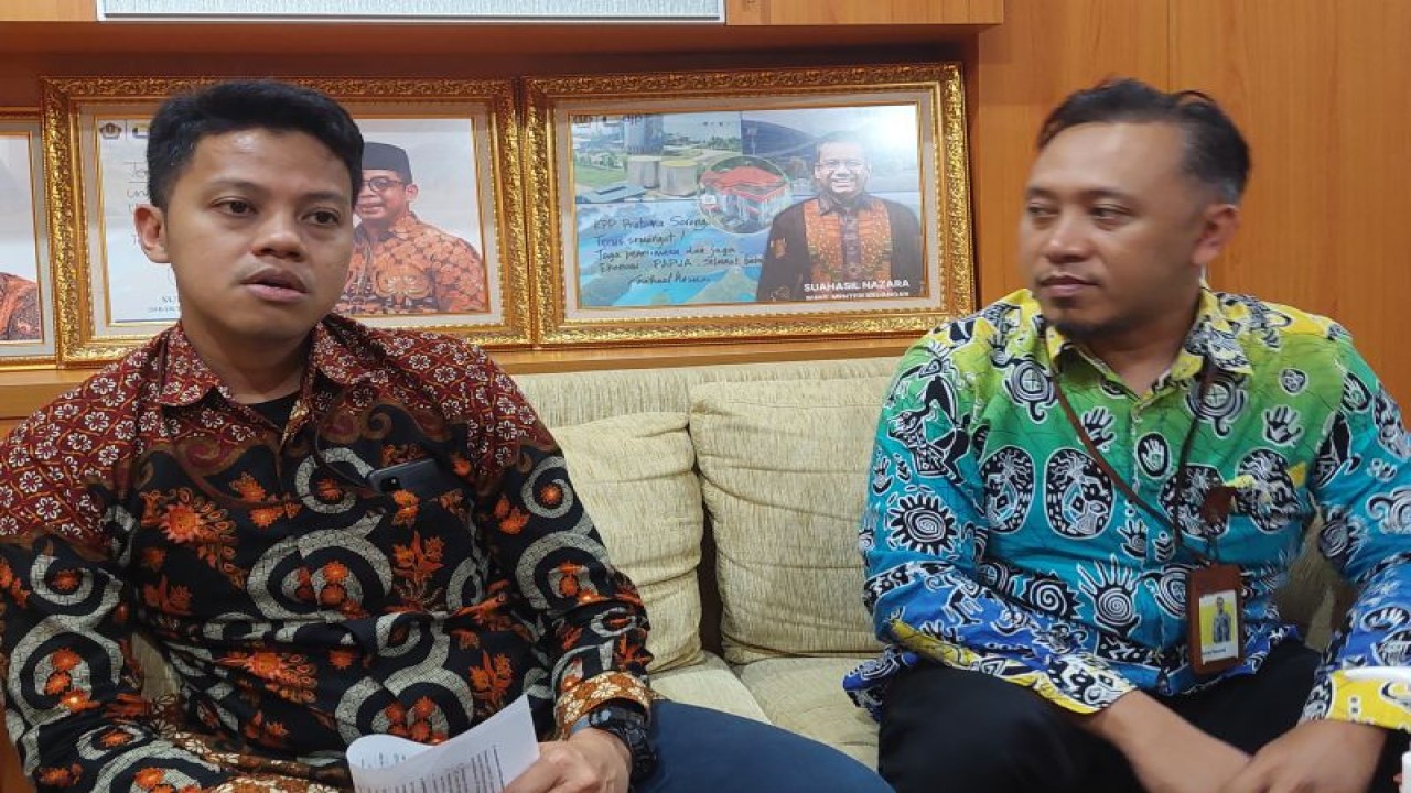 Kasi Pelayanan KPP Pratama Sorong Reza Raditya (kiri), Kasi Pengawasan V KPP Pratama Sorong Imron Rosyadi (kanan). (ANTARA/Yuvensius Lasa Banafanu)