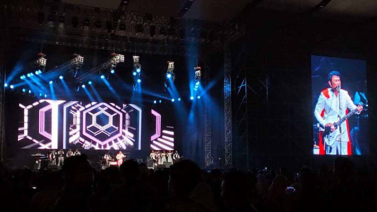 Rhoma Irama saat tampil sebagai pembuka di konser Deep Purple di Solo, Jumat (10/3/2023). (ANTARA/Aris Wasita)