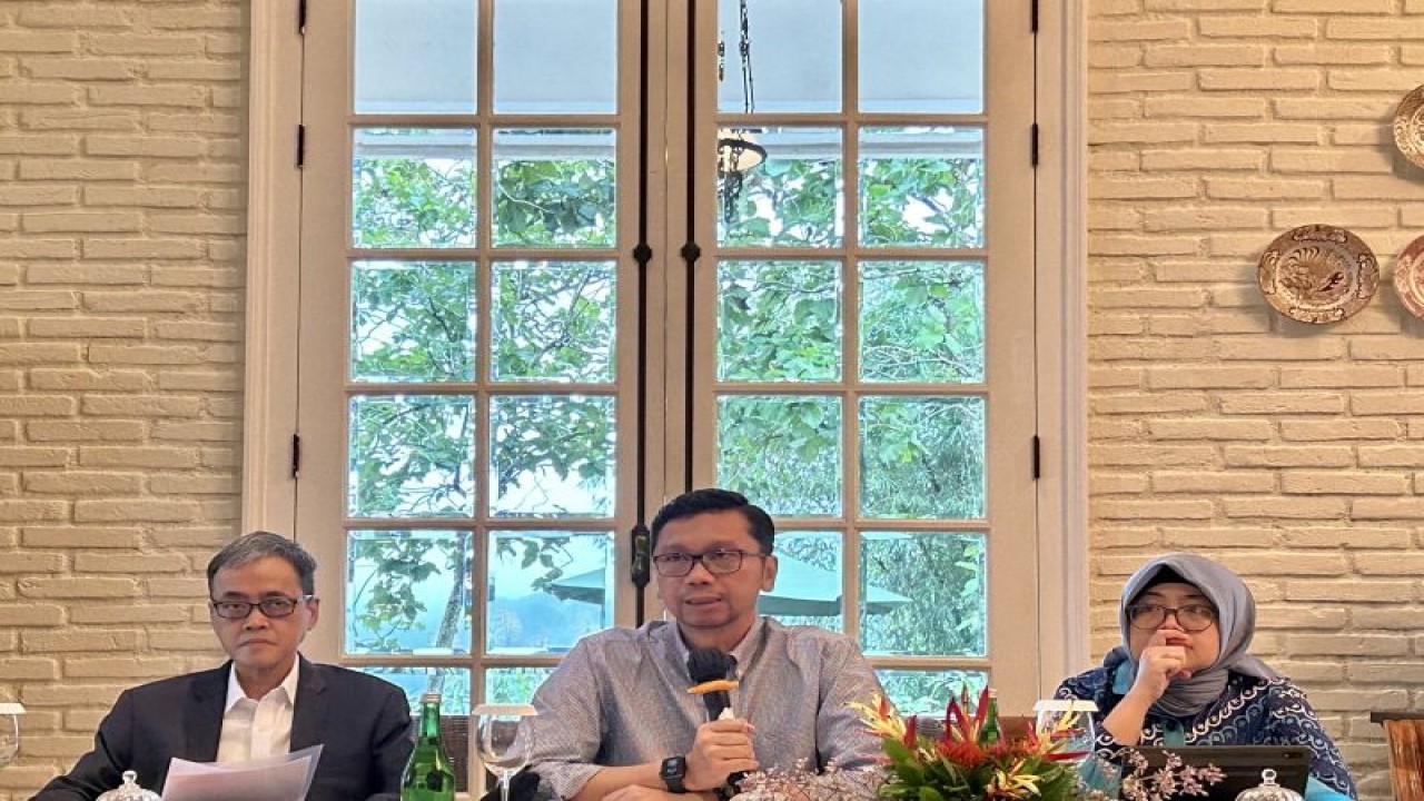 Direktur Jenderal Perundingan Perdagangan Internasional Kementerian Perdagangan Djatmiko Bris Witjaksono (tengah) dalam Media Briefing, di Magelang, Jawa Tengah, Minggu (19/3/2023). ANTARA/Kuntum Riswan.