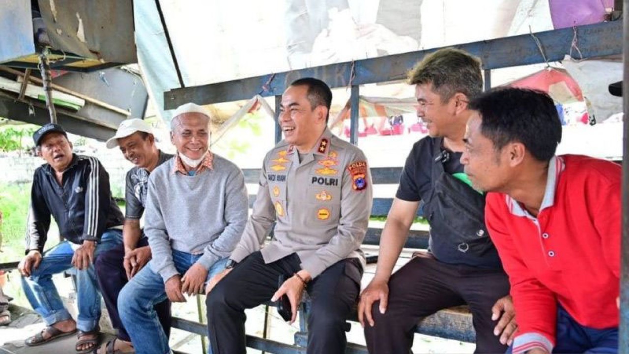 Kapolda Kalimantan Selatan Irjen Pol Andi Rian R. Djajadi berbincang dengan para pengemudi ojek pangkalan di Jalan Ahmad Yani Km 7, Kecamatan Kertak Hanyar, Kabupaten Banjar. (ANTARA/Firman)