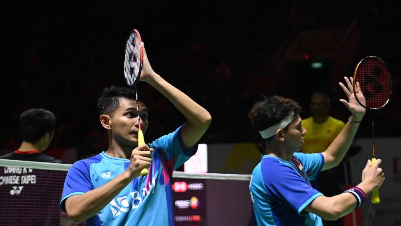 Arsip - Pebulu tangkis ganda putra Indonesia Fajar Alfian (kiri) dan Muhammad Rian (kanan) menyapa penonton usai memenangkan pertandingan melawan pebulu tangkis ganda putra Taiwan Chang Ko Chi dan Po Li Wei pada babak 16 besar turnamen Daihatsu Indonesia Masters 2023 di Istora Gelora Bung Karno, Jakarta, Kamis (26/1/2023). ANTARA FOTO/Indrianto Eko Suwarso/hp.