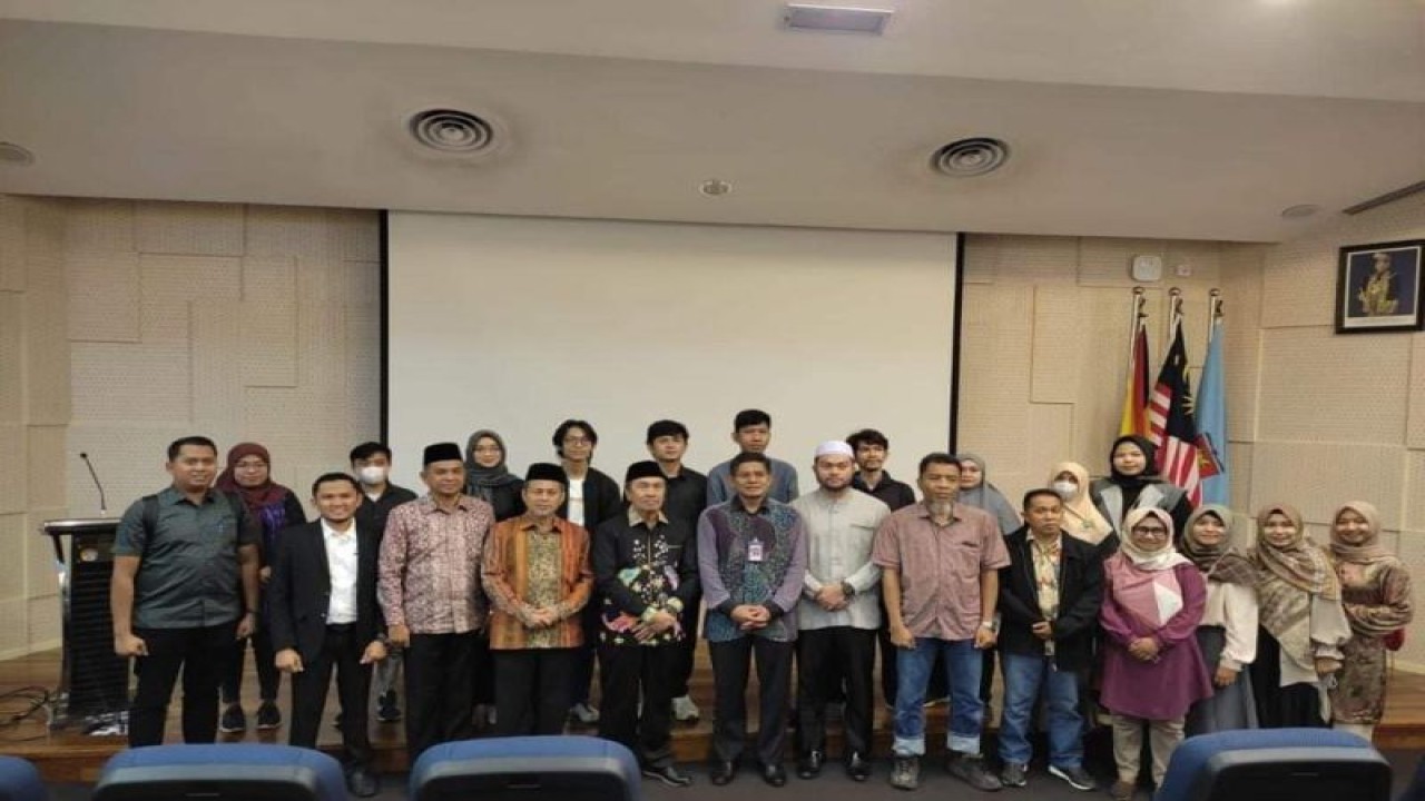 Gubernur Riau Syamsuar bersama pejabat Pemerintah Provinsi Riau berfoto bersama saat mengunjungi kampus Universiti Kebangsaan Malaysia di Selangor, Malaysia, Kamis (2/3/2023). (ANTARA/HO Diskominfotik Riau)