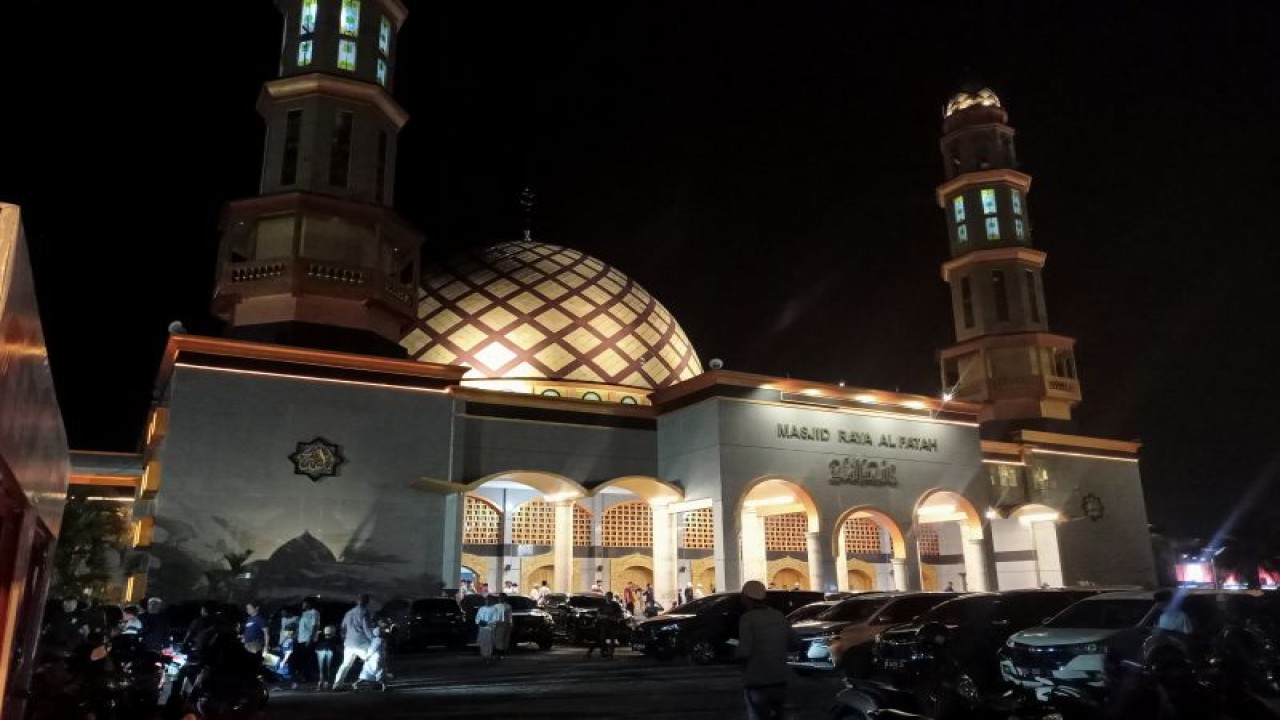 Tampak masjid Raya Al-Fatah, Ambon Maluku usai shalat tarawih perdana Ramadhan 1444 hijriah (Antara/DedyAzis)
