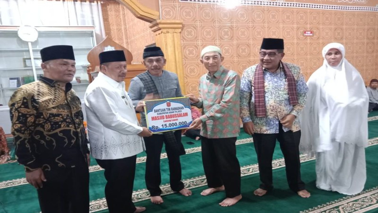 Bupati Agam, Sumatera Barat Andri Warman saat menyerahkan bantuan di salah satu masjid di Agam dalam rangka memperkuat silaturrahmi dengan masyarakat.