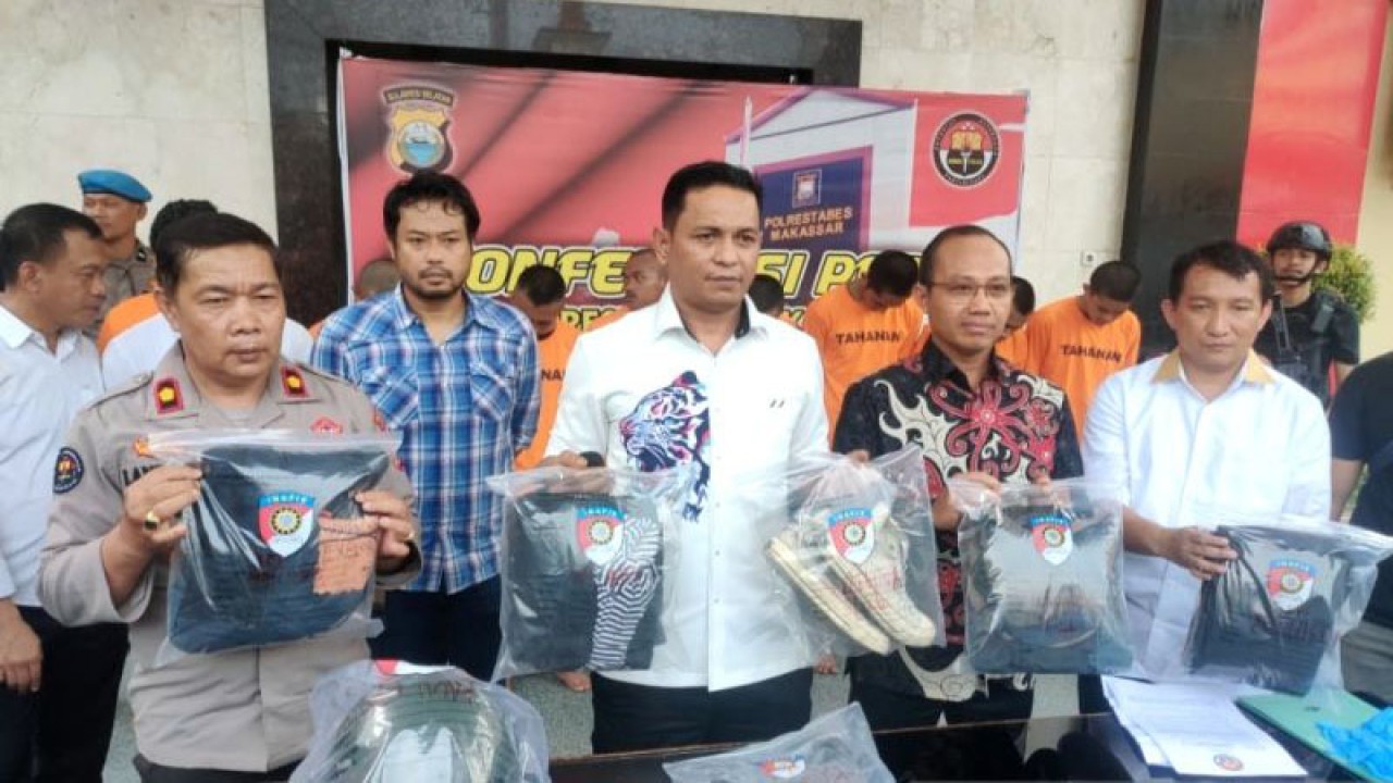 Kepala Satuan Reskrim Polrestabes Makassar, AKBP Ridwan Hutagaol (dua kiri) bersama jajarannya menunjukkan barang bukti dan tersangka kasus penganiayaan saat tawuran di kampus Unhas saat rilis kasus di halaman kantor Polrestabes Makassar, Sulawesi Selatan, Senin (20/3/2023). ANTARA/Darwin Fatir.