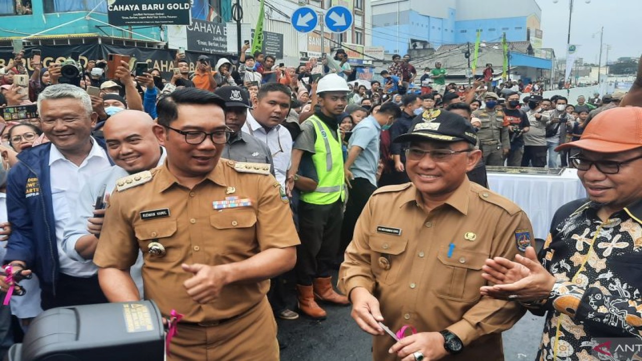 Gubernur Jabar Ridwan Kamil (kiri) ketika meresmikan Underpass Dewi Sartika pada 17 Januari 2023. (ANTARA/Foto: Feru Lantara/dok)