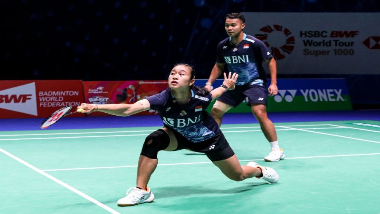 Ganda campuran Indonesia Rehan Naufal Kusharjanto/Lisa Ayu Kusumawati debut manis pada babak pertama BWF World Tour Super 1.000 All England Open 2023 dengan mengalahkan wakil Jerman Jones Rafly Jansen/Linda Efler dengan skor 21-19, 21-16 di Arena Birmingham, Inggris, Selasa (14/3/2023) waktu setempat.  (ANTARA/HO-PBSI)