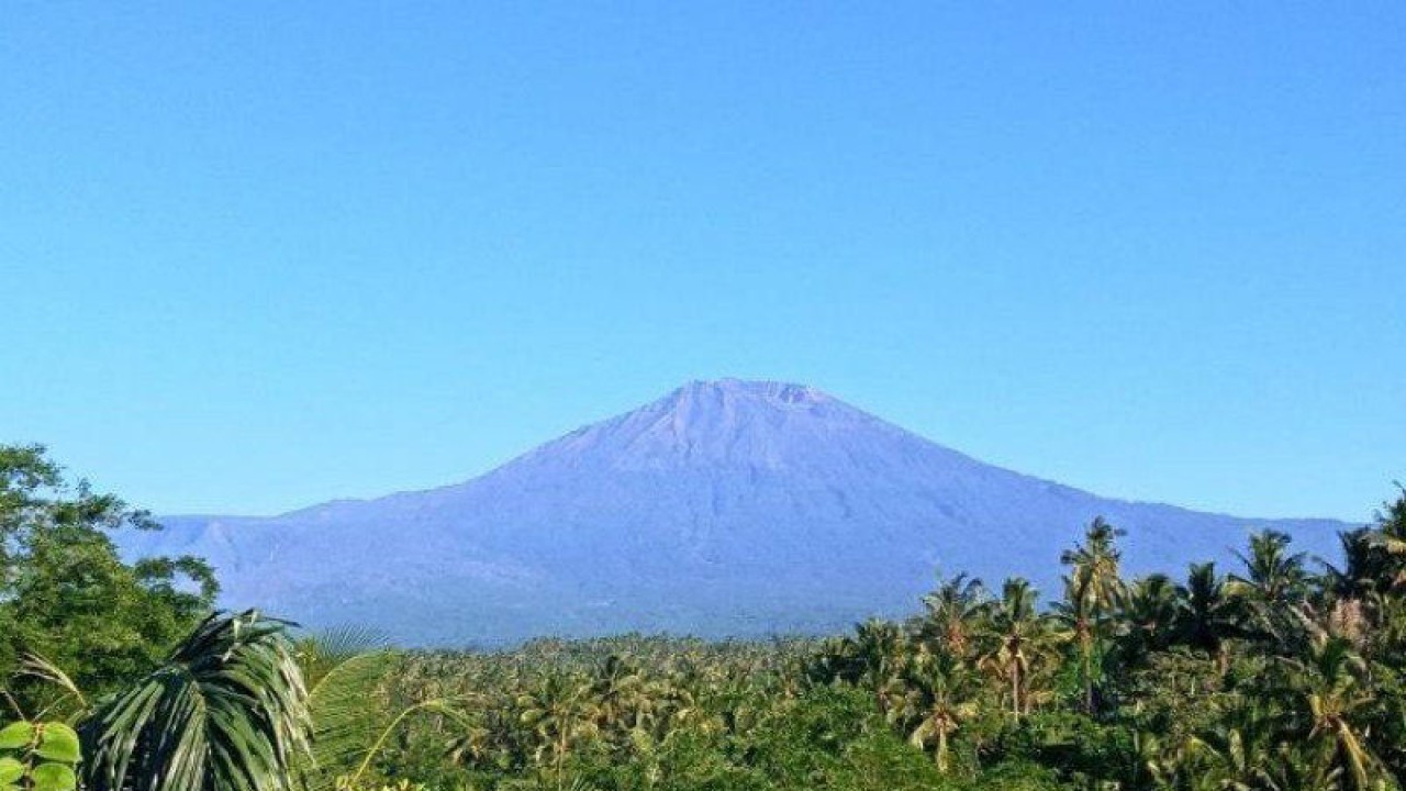 Panorama Gunung Rinjani ketika dipotret dari Desa Toya, Kecamatan Aikmel, Kabupaten Lombok Timur, NTB. (ANTARA/Awaludin)