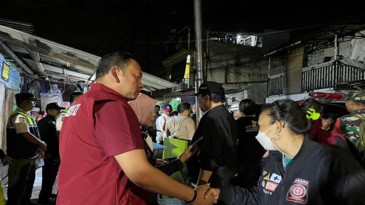 Direktur Jendral Perlindungan dan Jaminan Sosial Kementerian Sosial Robben Rico meninjau penanganan korban kebakaran di Depo Pertamina Plumpang, Jakarta Utara, Sabtu (4/3/2023). (ANTARA/HO-Kemensos)
