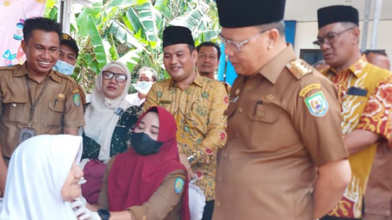 Gubernur Bengkulu, Rohidin Mersyah saat memantau pelaksanaan vaksinasi COVID-19 untuk lansia. FOTO ANTARA/dok.