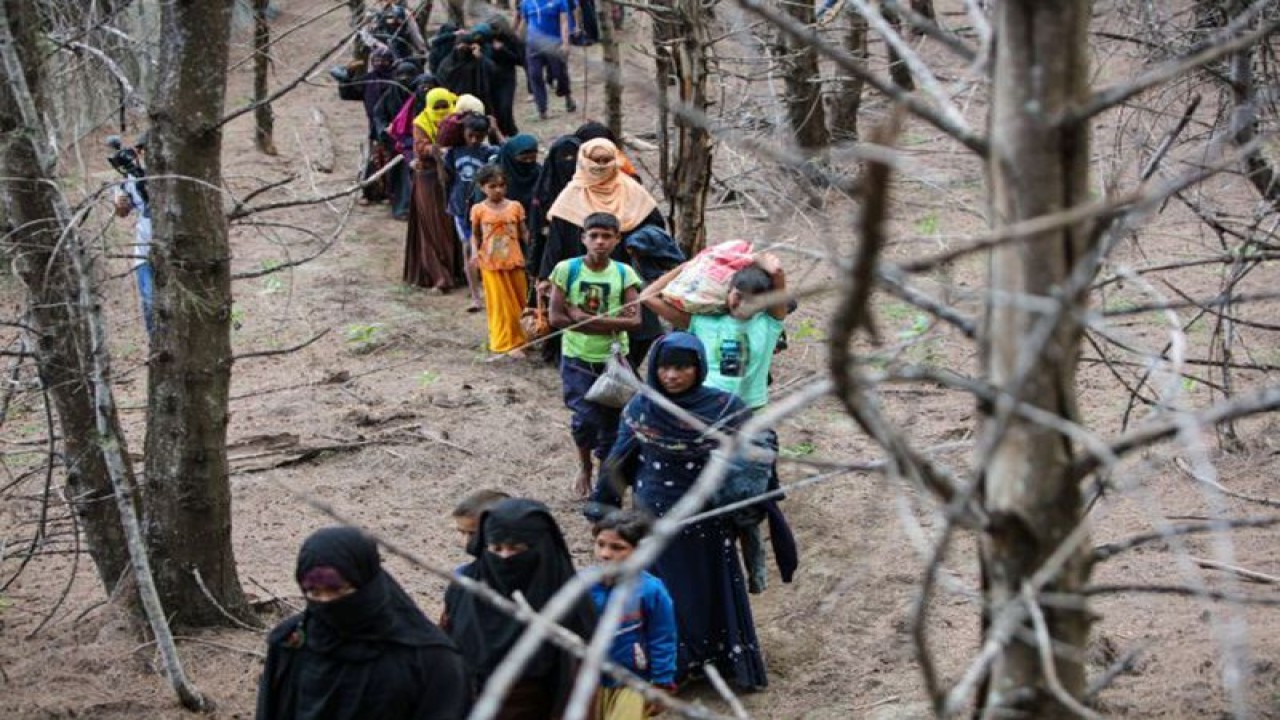 Sejumlah imigran etnis Rohingya berjalan usai terdampar di pantai di kawasan Gampong Baro, Kecamatan Baitussalam, Kabupaten Aceh Besar, Aceh, Minggu (8/1/2023). (ANTARA FOTO/Khalis Surry)