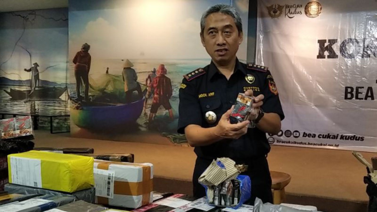Kepala KPPBC Tipe Madya Kudus Moh Arif Setijo Nugroho menunjukkan rokok ilegal hasil pengungkapan sebelumnya. (ANTARA/Akhmad Nazaruddin Lathif)