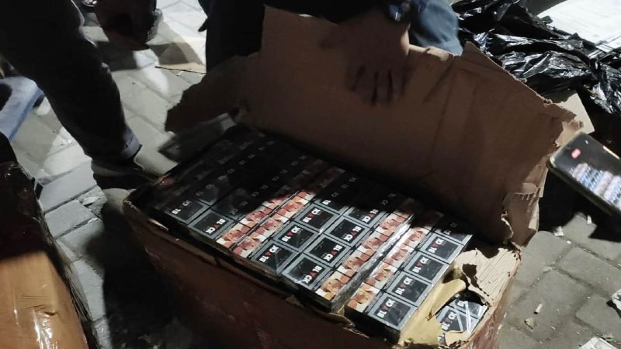 Dokumentasi - Rokok ilegal yang tidak dilekati pita cukai dan diamankan oleh petugas Bea Cukai Malang dalam patroli rutin yang dilakukan di wilayah Malang, Jawa Timur. (ANTARA/HO-Bea Cukai Malang)