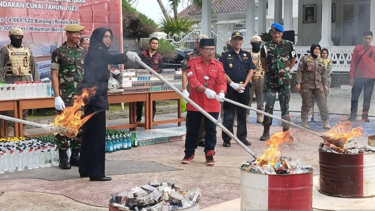 Kepala Bea dan Cukai Jawa Barat, Finari Manan bersama Bupati Cianjur, Herman Suherman musnahkan rokok tanpa cukai yang disita dari pedagang di sejumlah kota/kabupaten di Jabar, Selasa (21/3/2023).(ANTARA/Ahmad Fikri). (Ahmad Fikri)