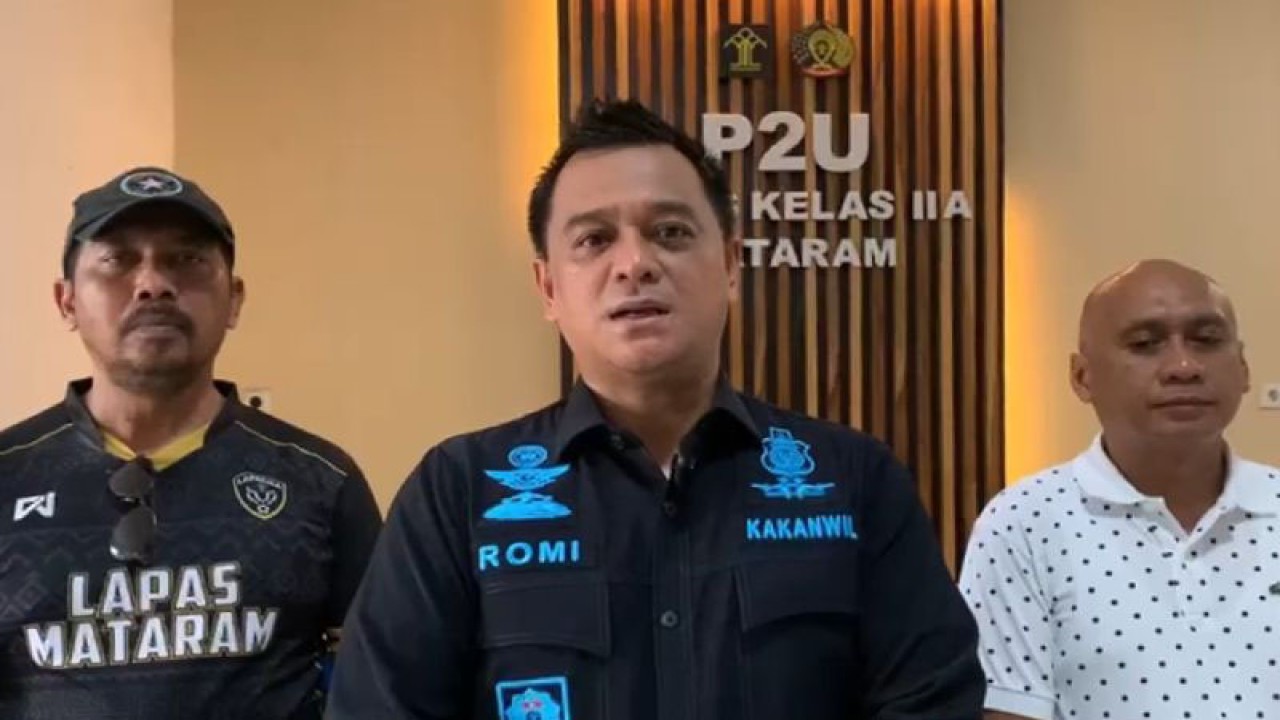Kepala Kanwil Kemenkumham NTB Romi Yudianto (tengah) didampingi Kepala Lapas Kelas IIA Mataram Ketut Akbar Herry Achjar (kiri) dan pejabat Kemenkumham NTB memberikan keterangan pers terkait aksi petugas lapas berhasil menggagalkan penyelundupan sabu-sabu dengan modus simpan dalam kue astor di Kuripan, Lombok Barat, NTB, Jumat (10/3/2023). ANTARA/Dhimas B.P.