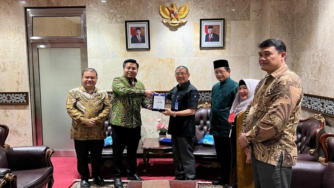 Direktur Perencanaan Nusantara TV Tommy William memberikan cinderamata kepada Tokoh Buddhis Nasional Romo Asun./Nusantara TV