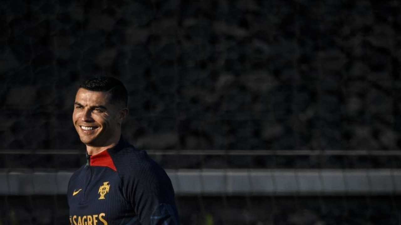 Cristiano Ronaldo saat menjalani sesi latihan dengan timnas Portugal di kamp pelatihan Cidade do Futebol, Lisbon pada 20 Maret 2023 jelang pertandingan kualifikasi Euro 2024 lawan Liechtenstein dan Luxembourg. ANTARA/AFP/PATRICIA DE MELO MOREIRA