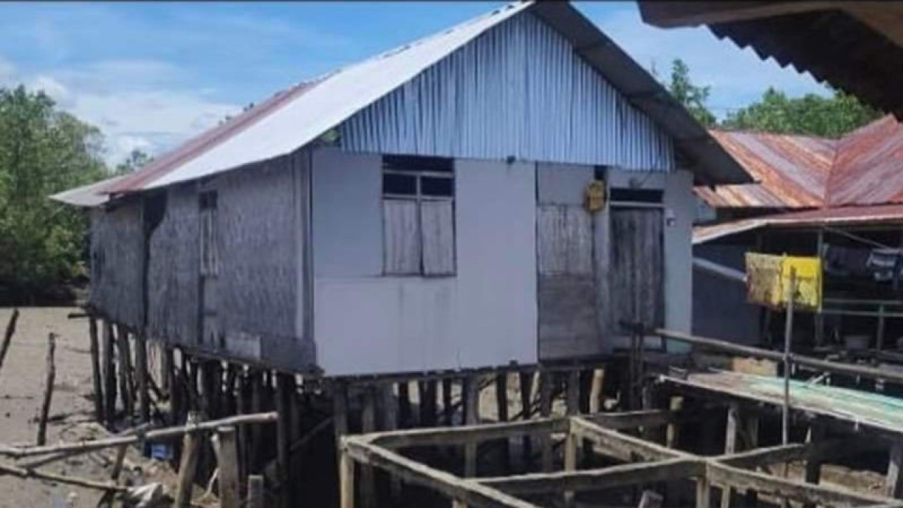Wakil Ketua I DPRD Gorontalo Utara, Roni Imran, meninjau warga penerima bantuan rumah layak huni di Desa Katialada, Kecamatan Kwandang. (ANTARA/Susanti Sako)
